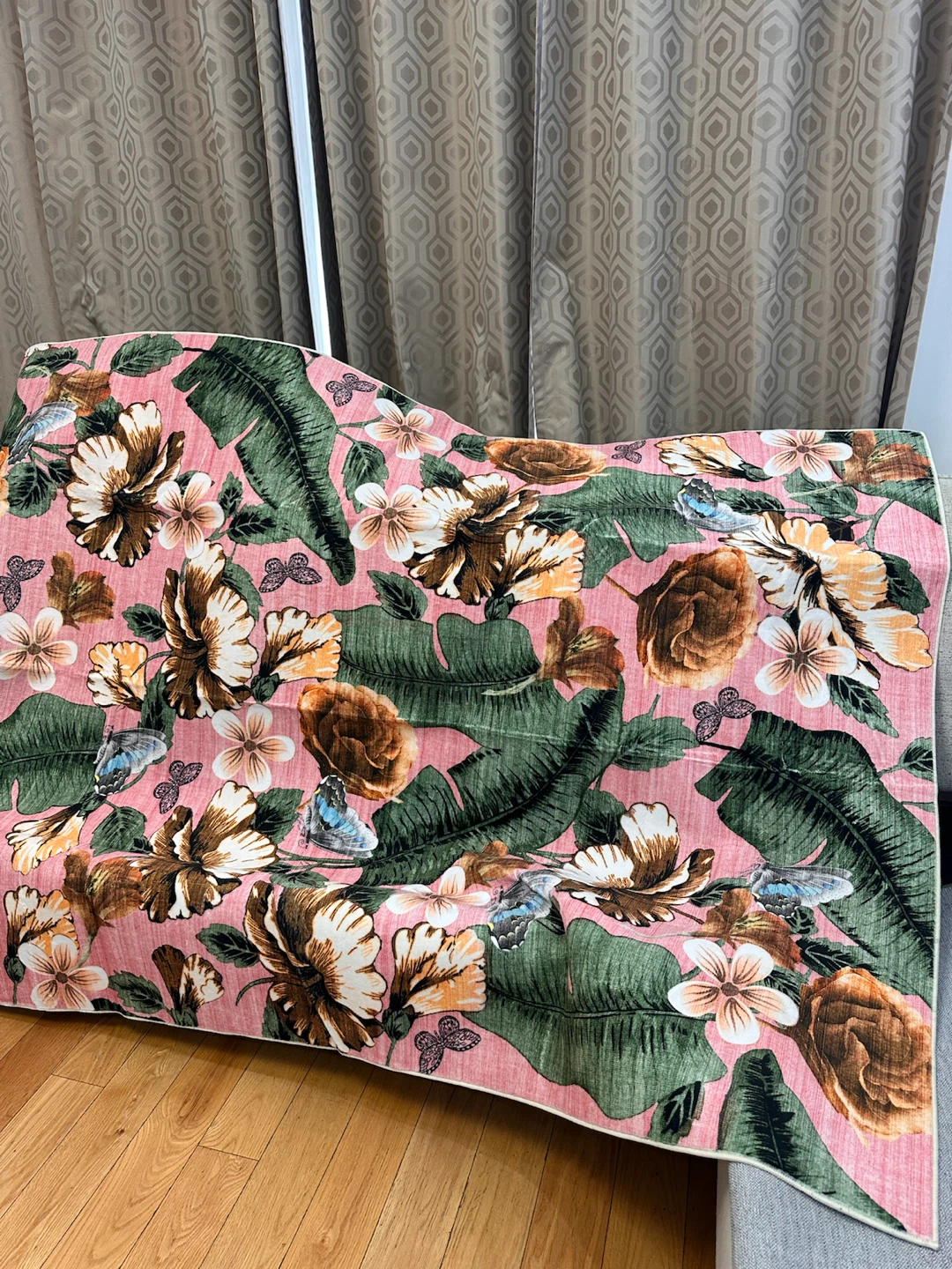 Area rug 5’/7’ new. Machine washable