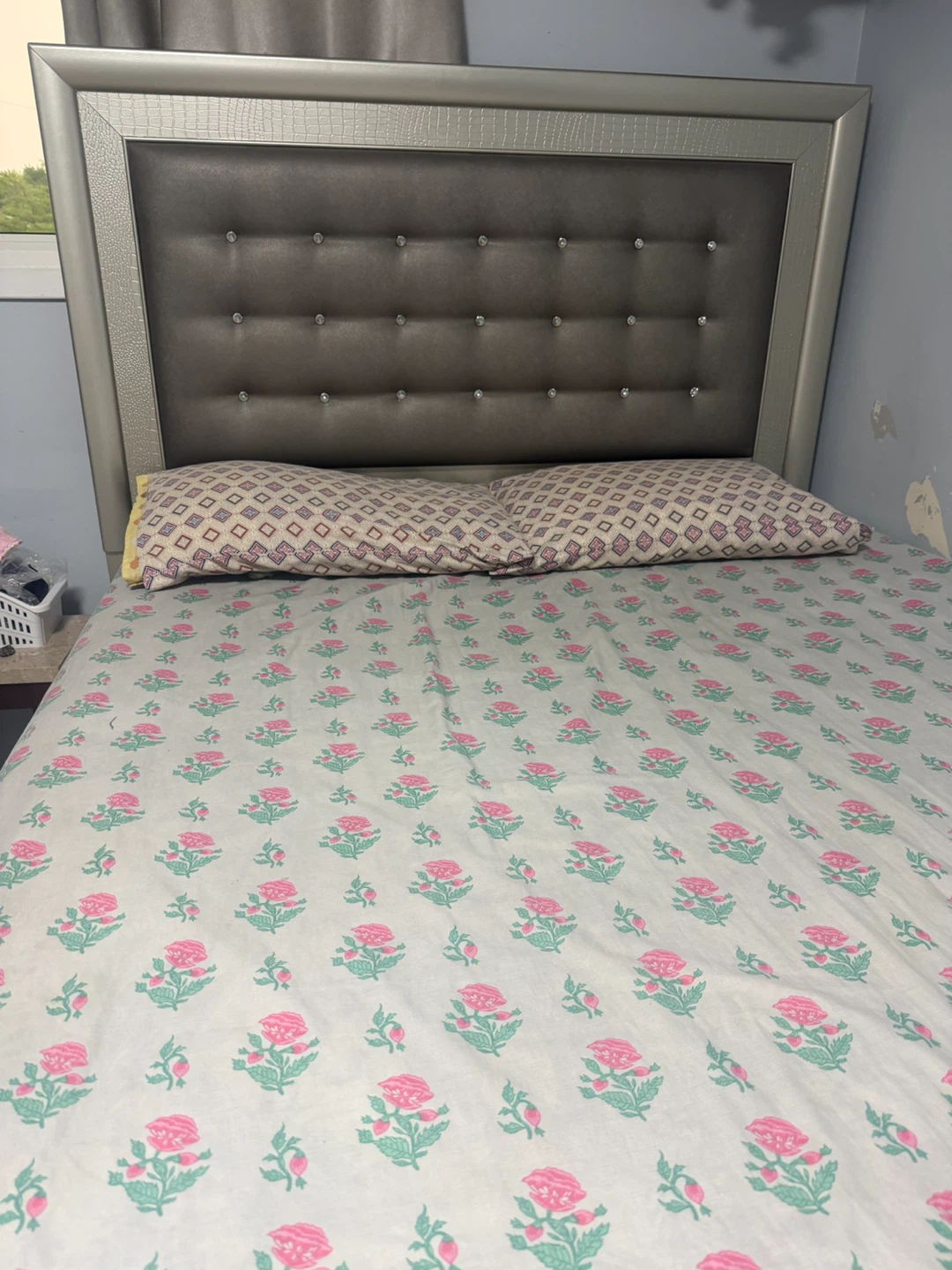 Bed and curtains - photo 2