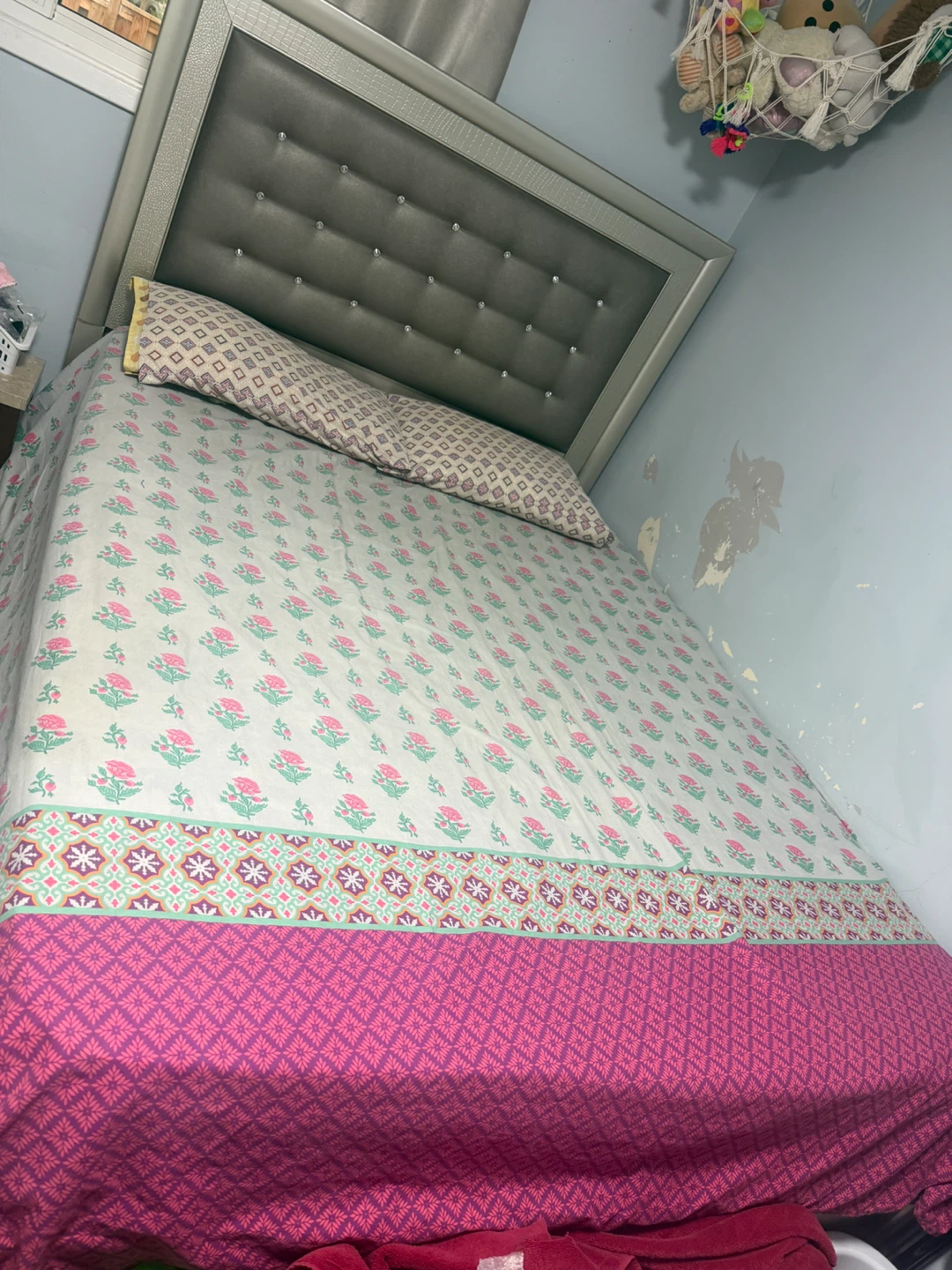 Bed and curtains - photo 3