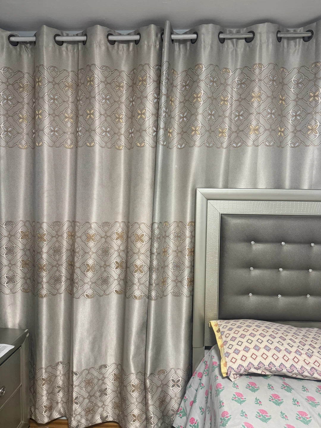 Bed and curtains - photo 4