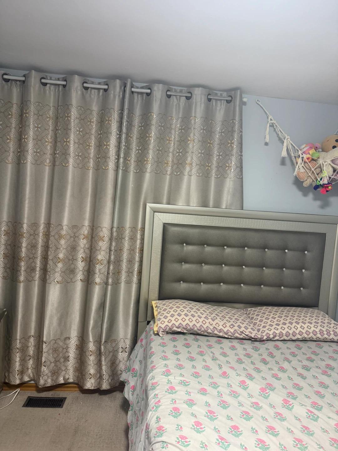 Bed and curtains - photo 5