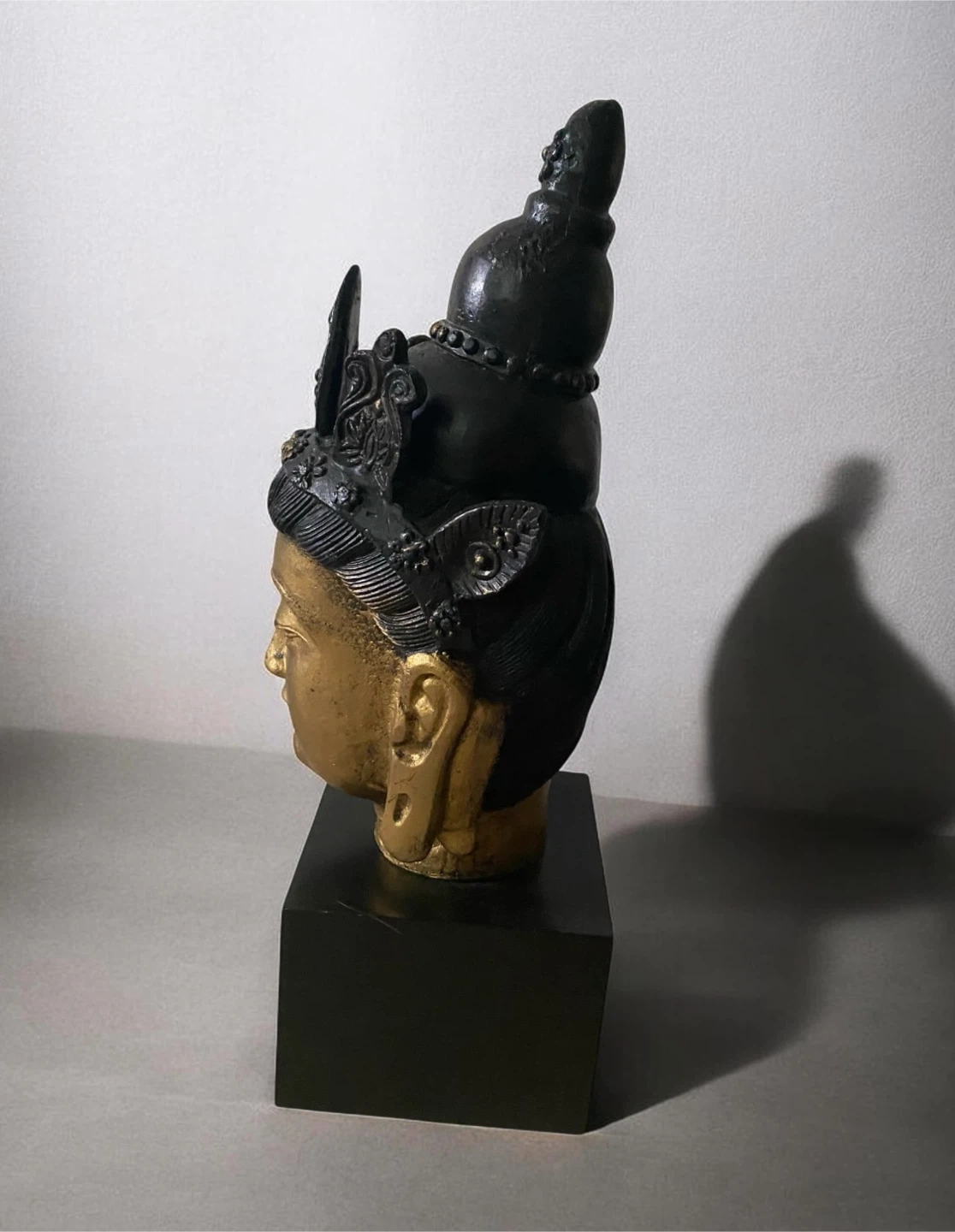Mounted Iron/Wooden Gold Buddha( Guanyin)Head on Black Pedestal - photo 2