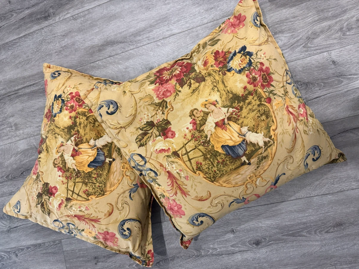 Set of two Victorian French toile pillows - photo 2