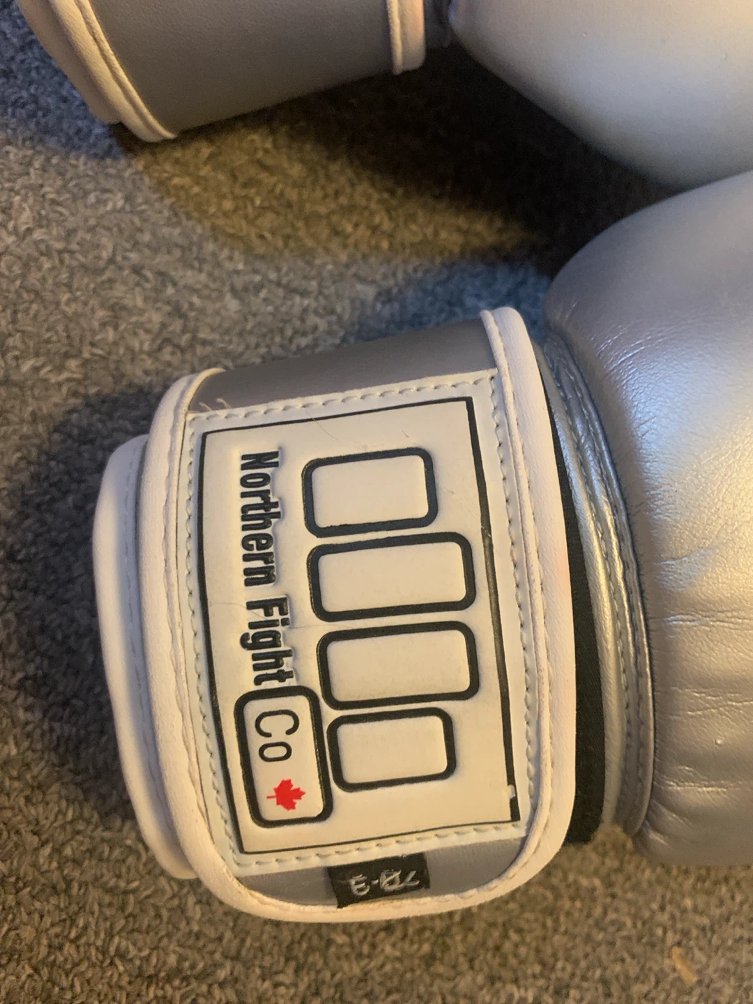 I am selling some 6 ounce boxing gloves - photo 2