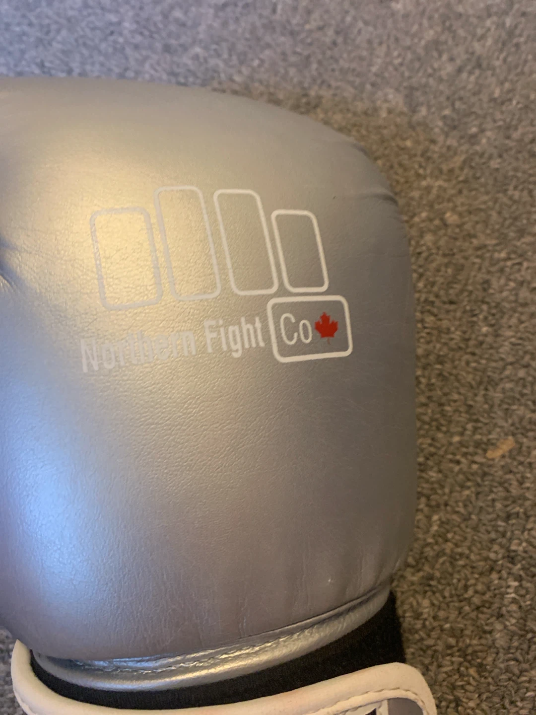 I am selling some 6 ounce boxing gloves - photo 3