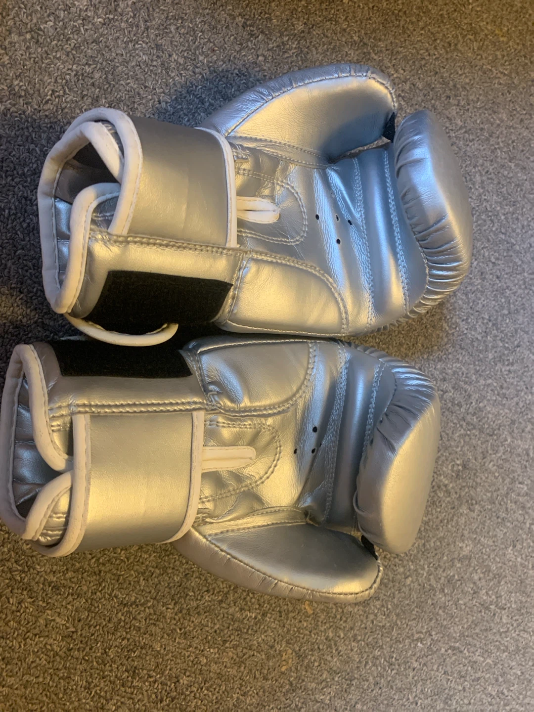 I am selling some 6 ounce boxing gloves - photo 4