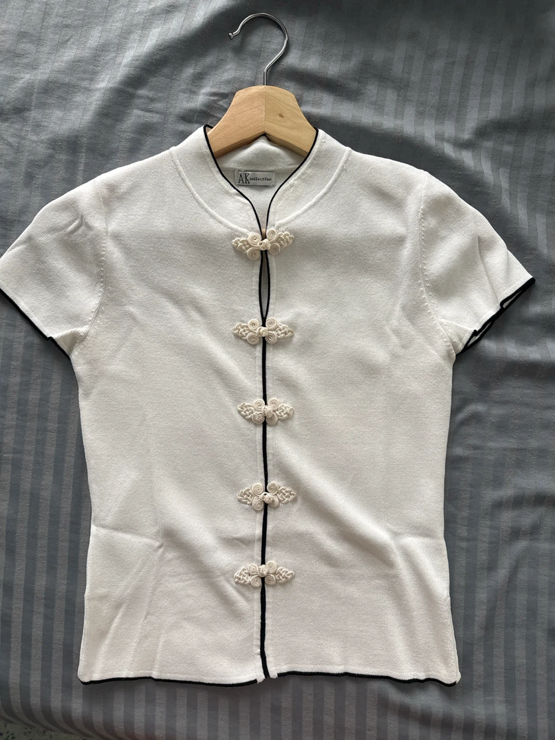 AK Collection White Top with Frogs