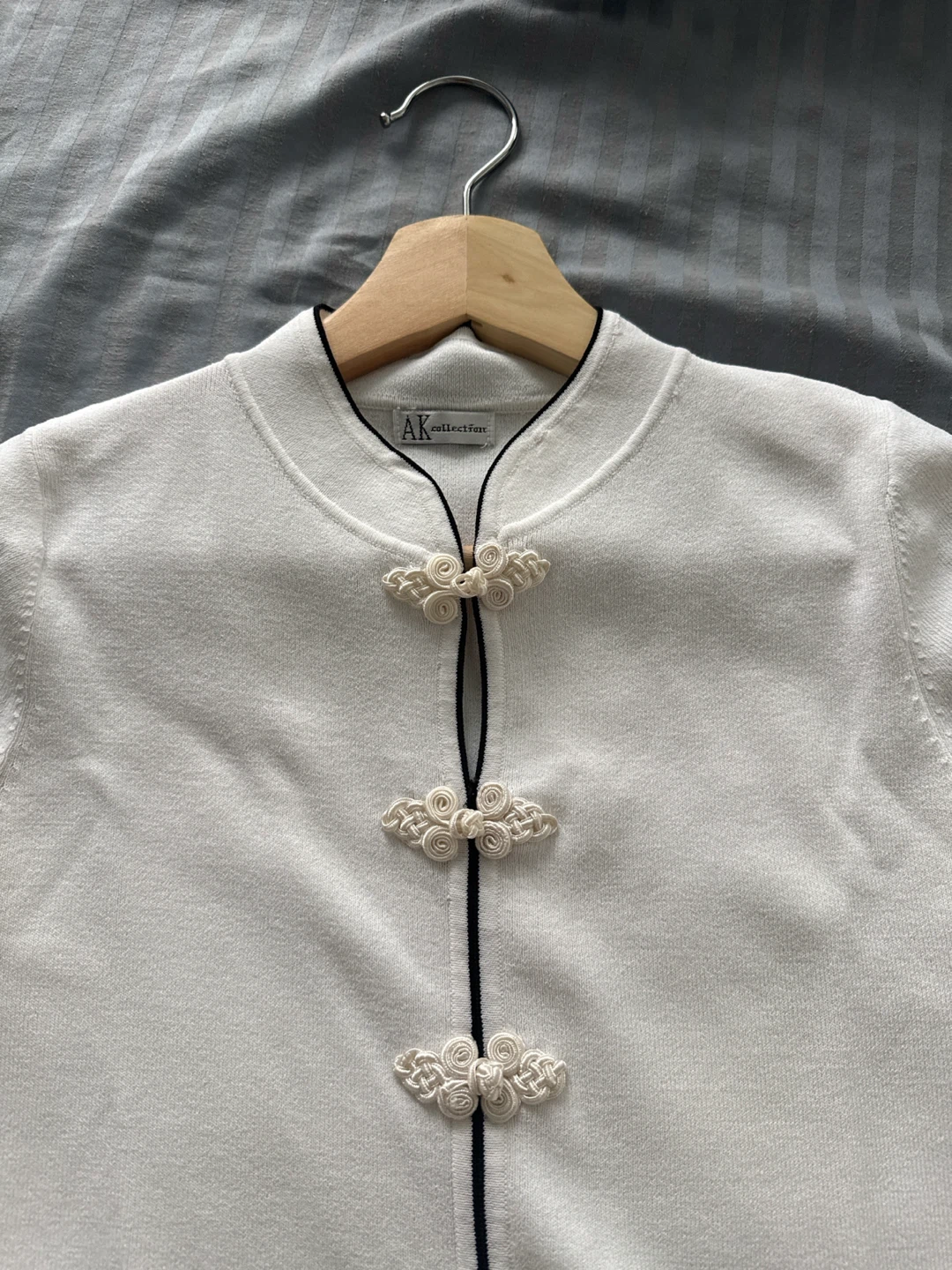 AK Collection White Top with Frogs - photo 2