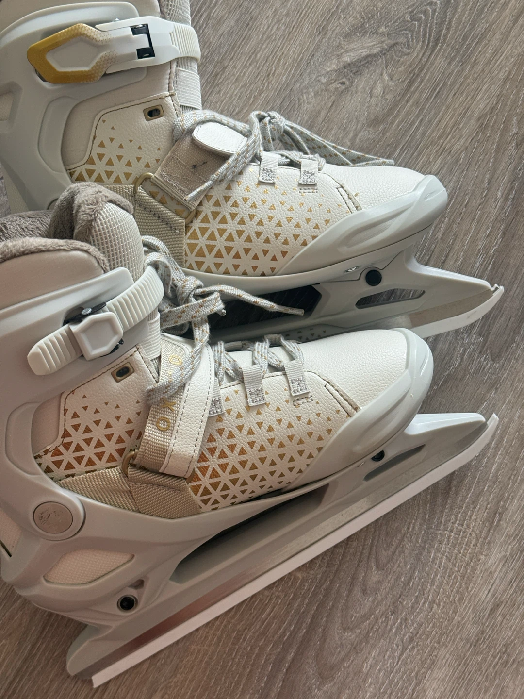 Ice skates (barely used)