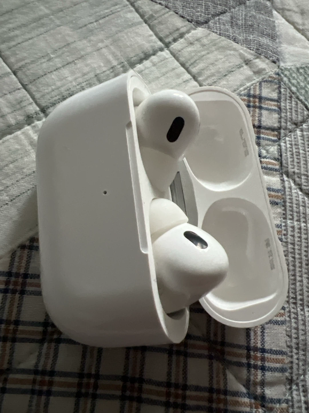Apple AirPods Pro (2nd generation) with Charging Case - photo 2