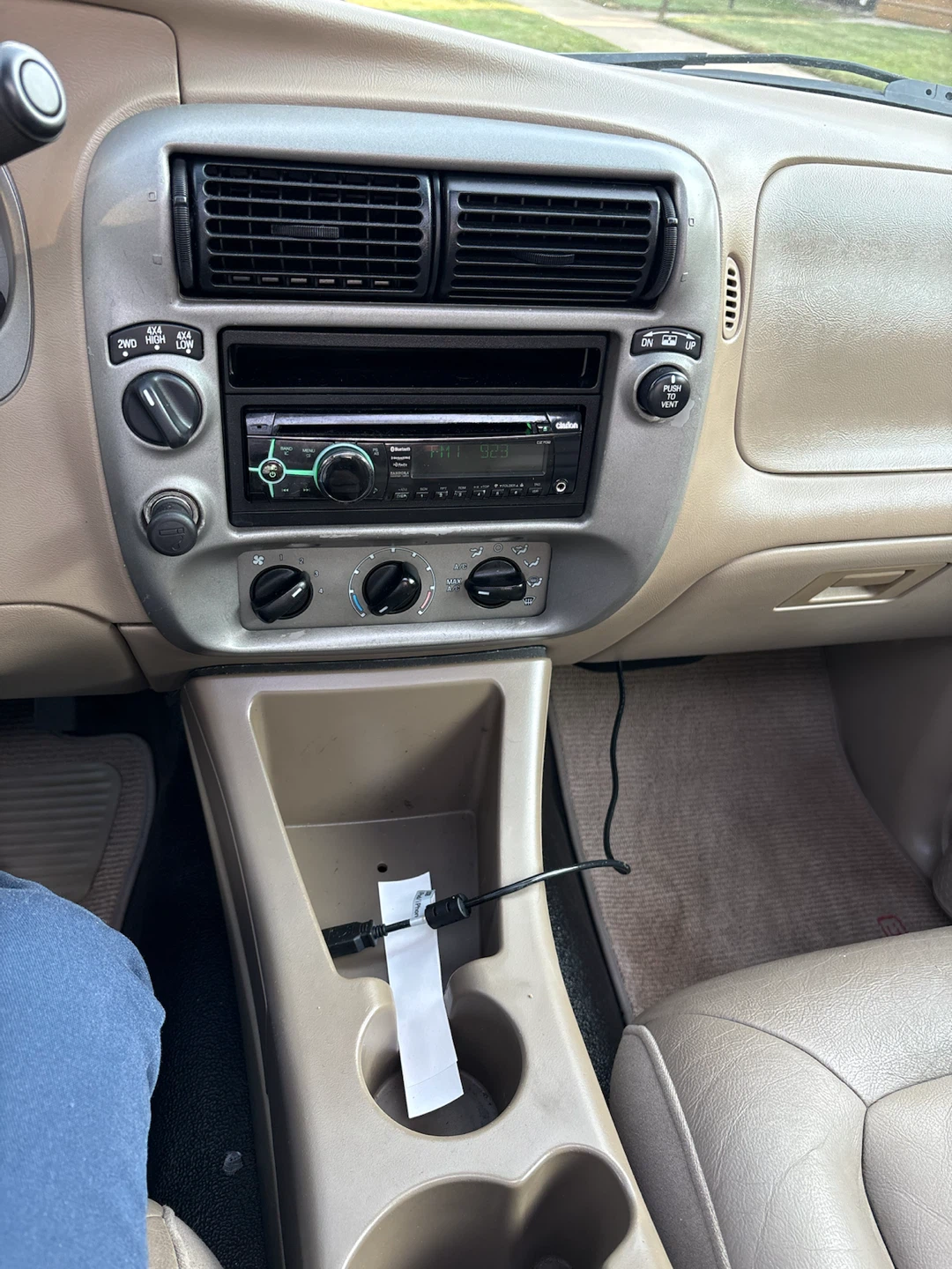 Ford Explorer Sport Trac XLT - photo 2