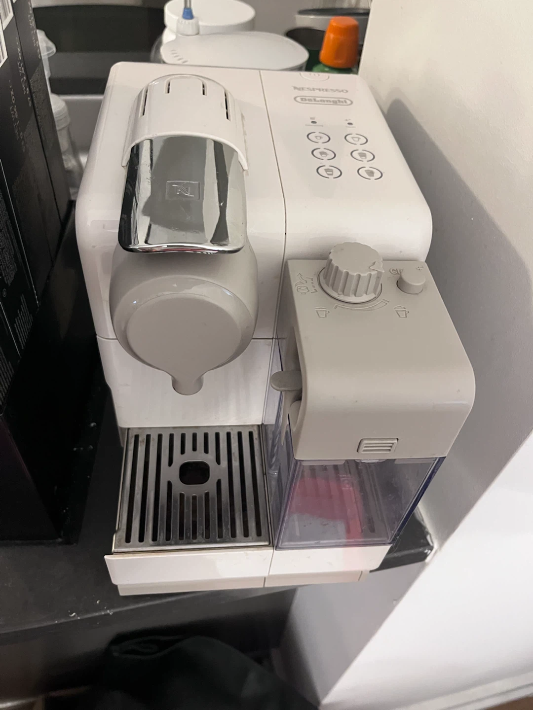 Nespresso De’Longhi Machine with Milk Frother – White