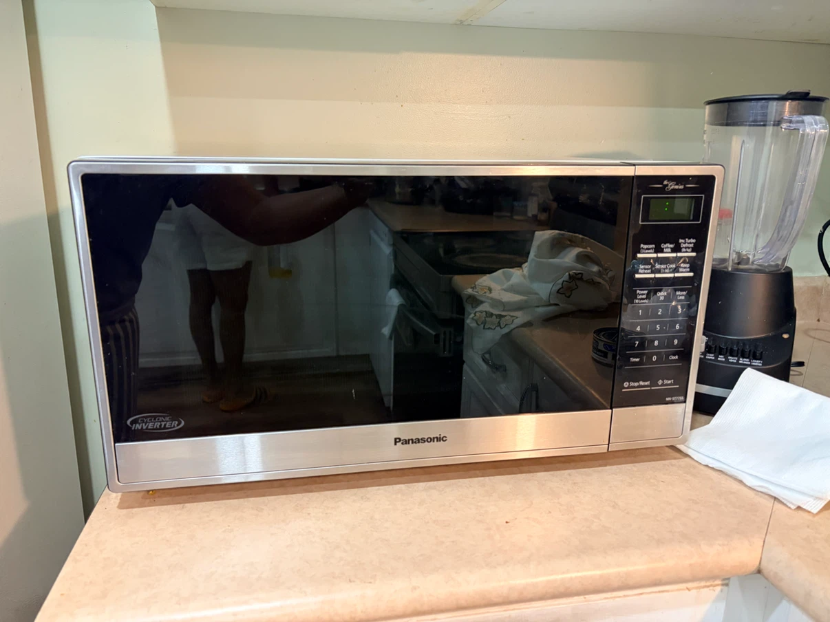 Panasonic Inverter Microwave – Excellent Condition - photo 2