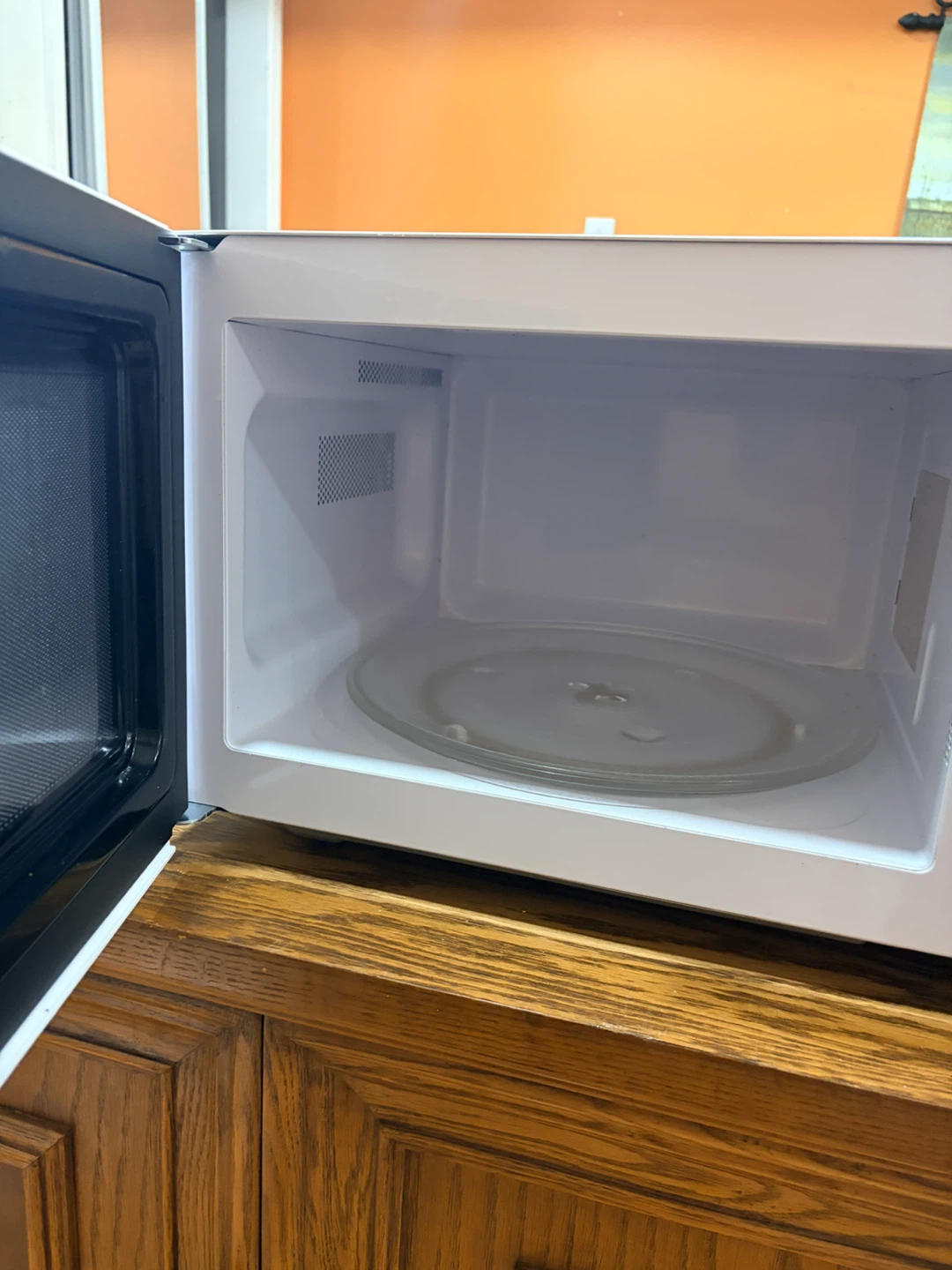 Hamilton Beach Microwave Oven - photo 2