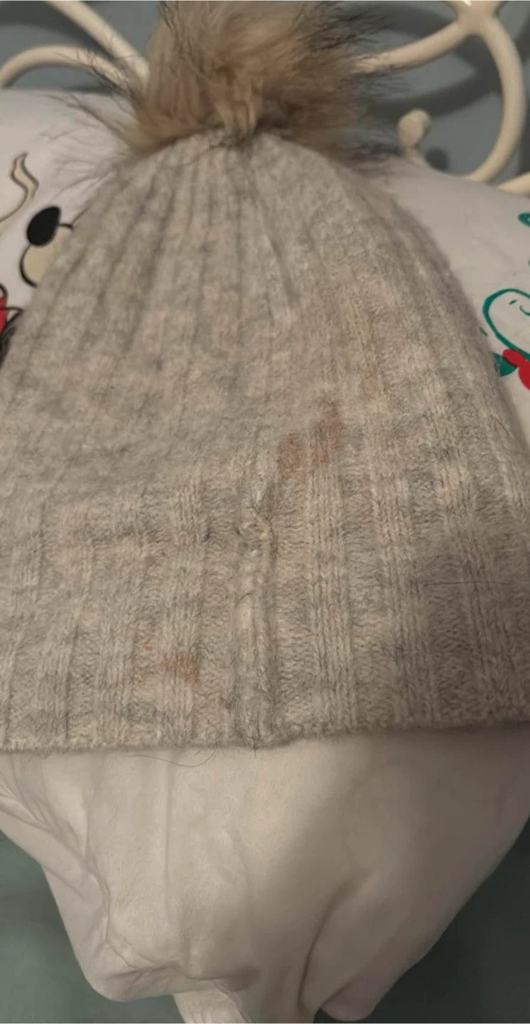 Aritzia beanie has stain it’s free