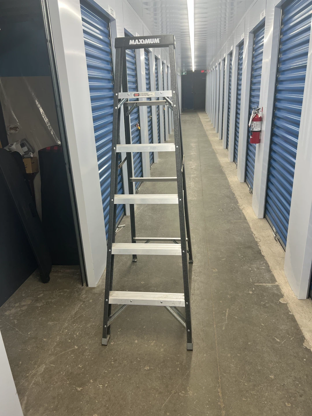MAXIMUM Fibreglass Step Ladder – 250 lb Capacity