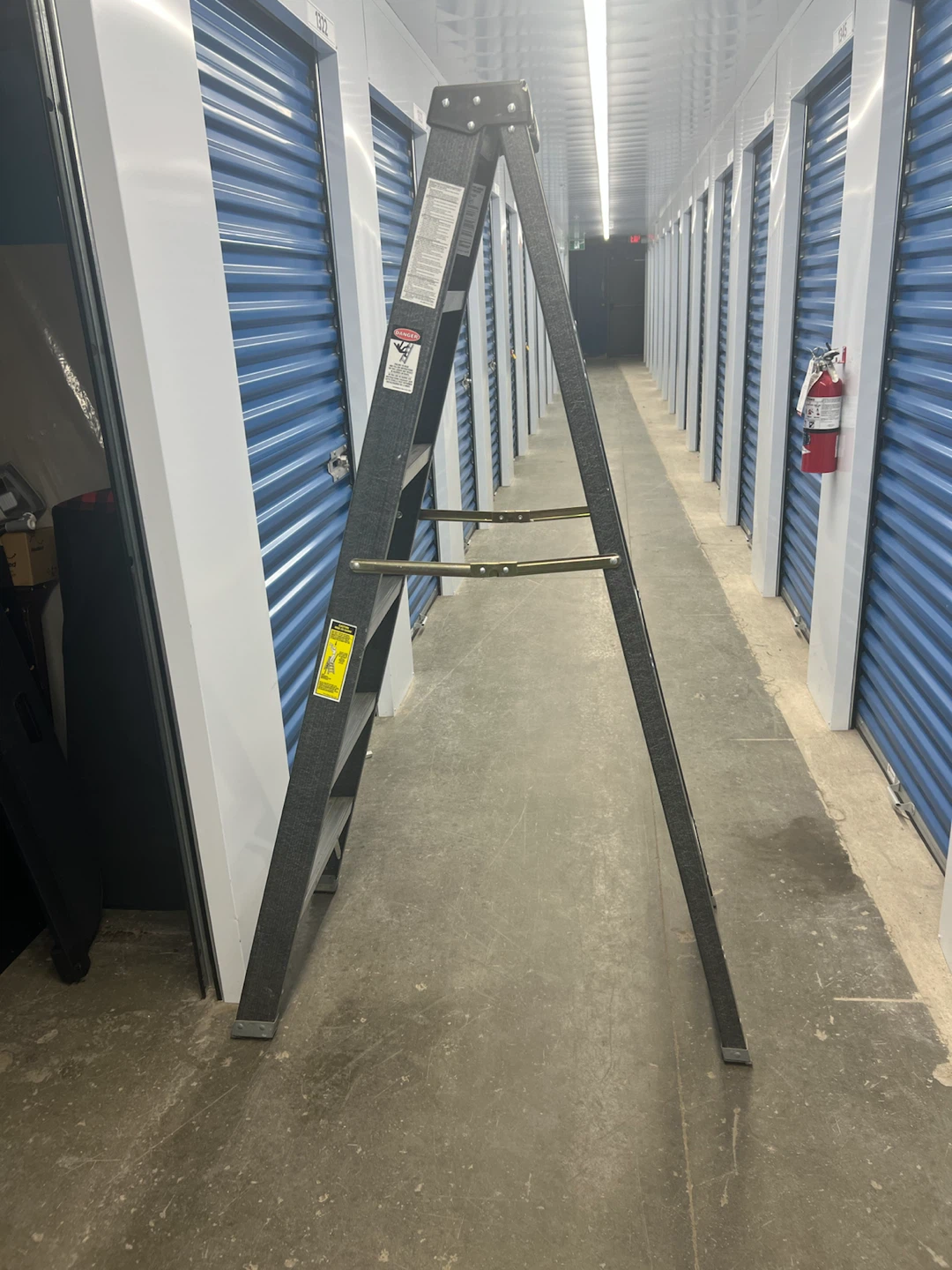 MAXIMUM Fibreglass Step Ladder – 250 lb Capacity - photo 3