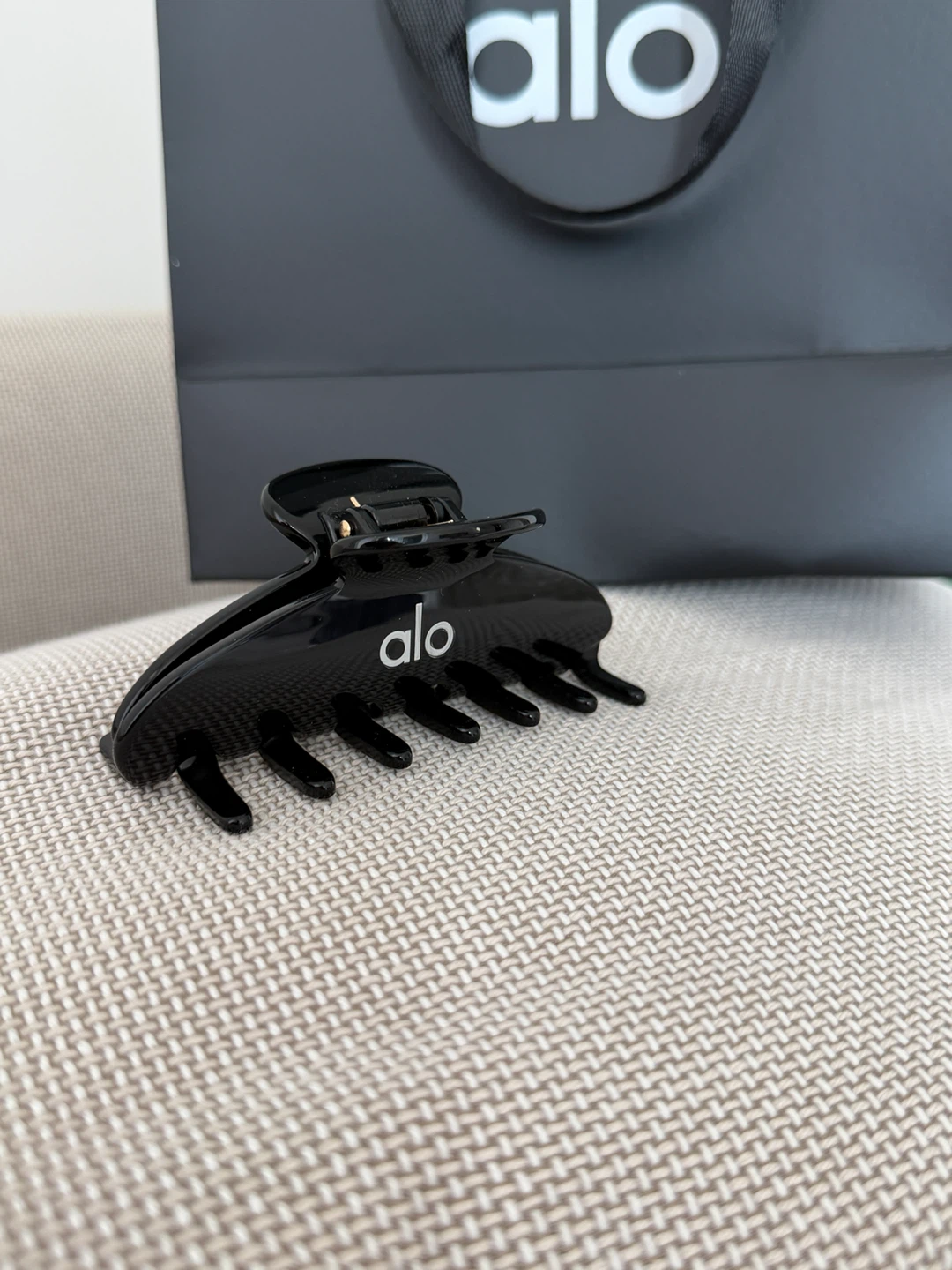 ALO Yoga Black Claw Clip - photo 3