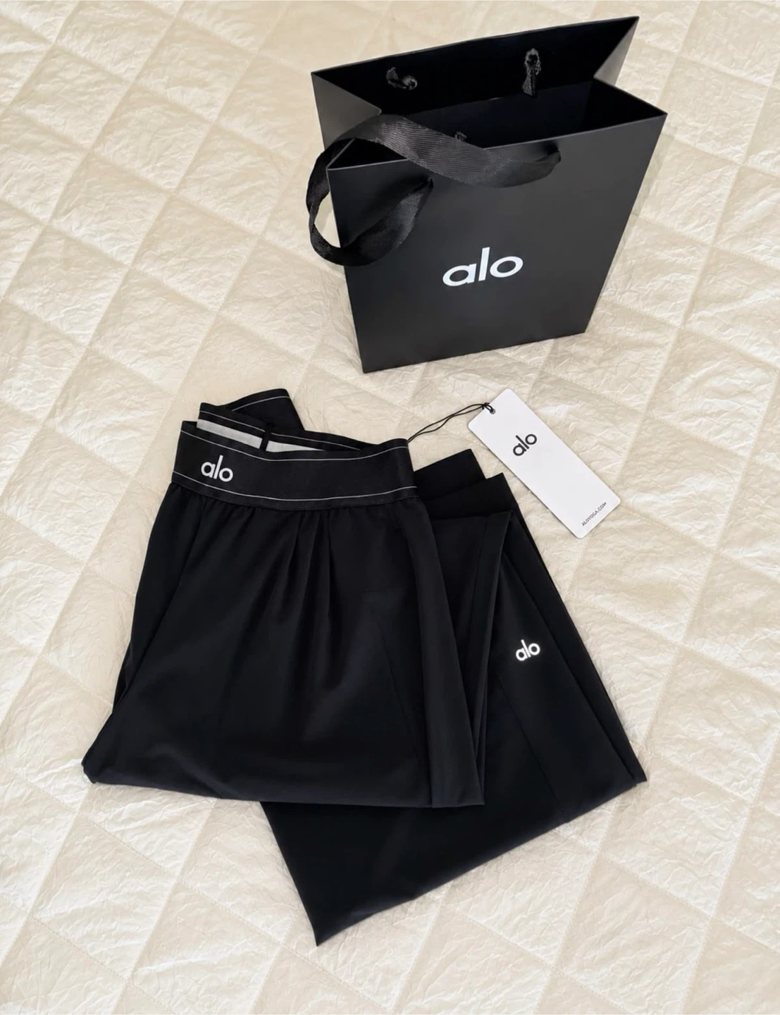 Alo Yoga Black Pants.Size Large (Short)