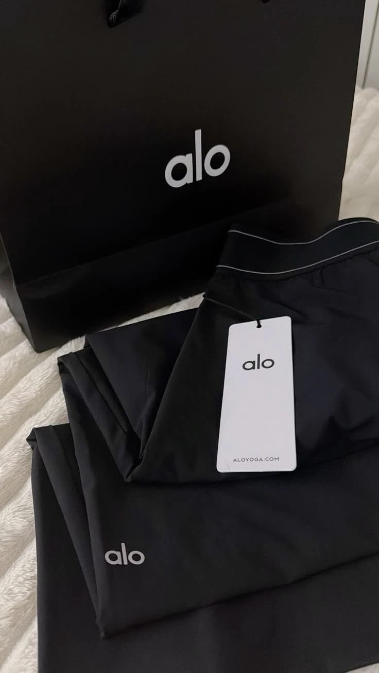 Alo Yoga Black Pants.Size Large (Short) - photo 2