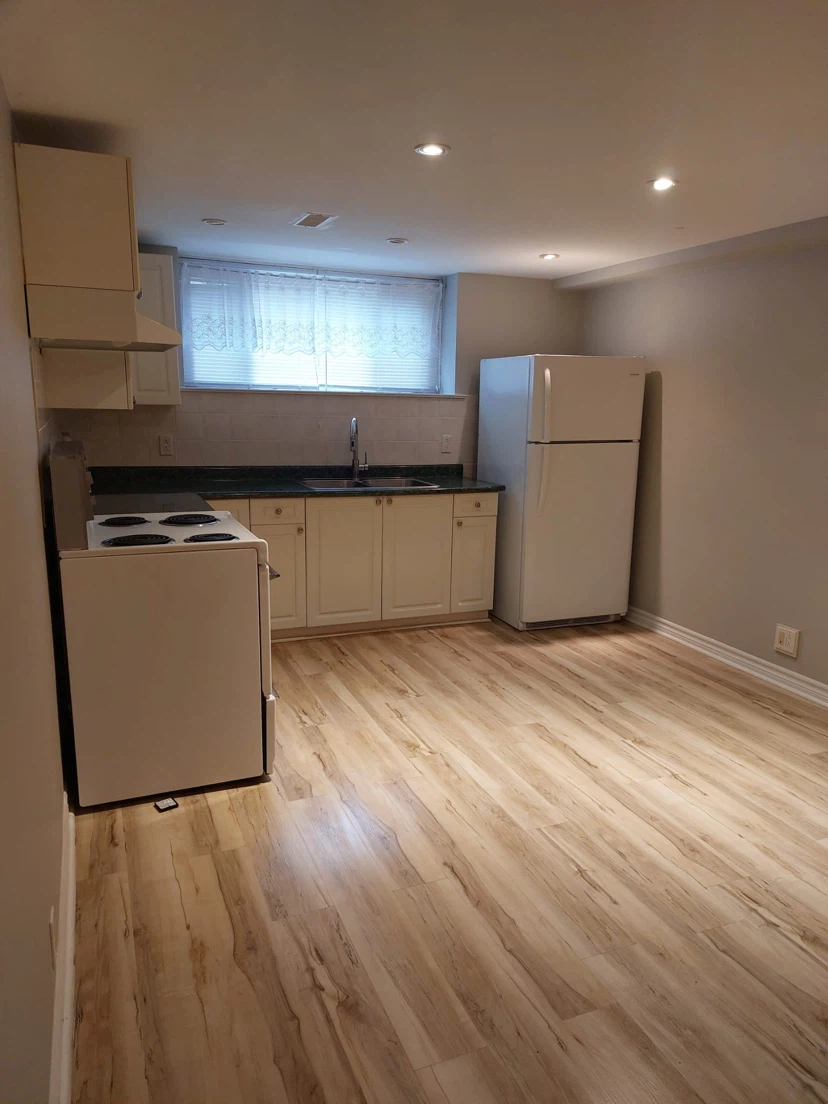 Spacious 2 bed 1.5 bath basement apartment - photo 3