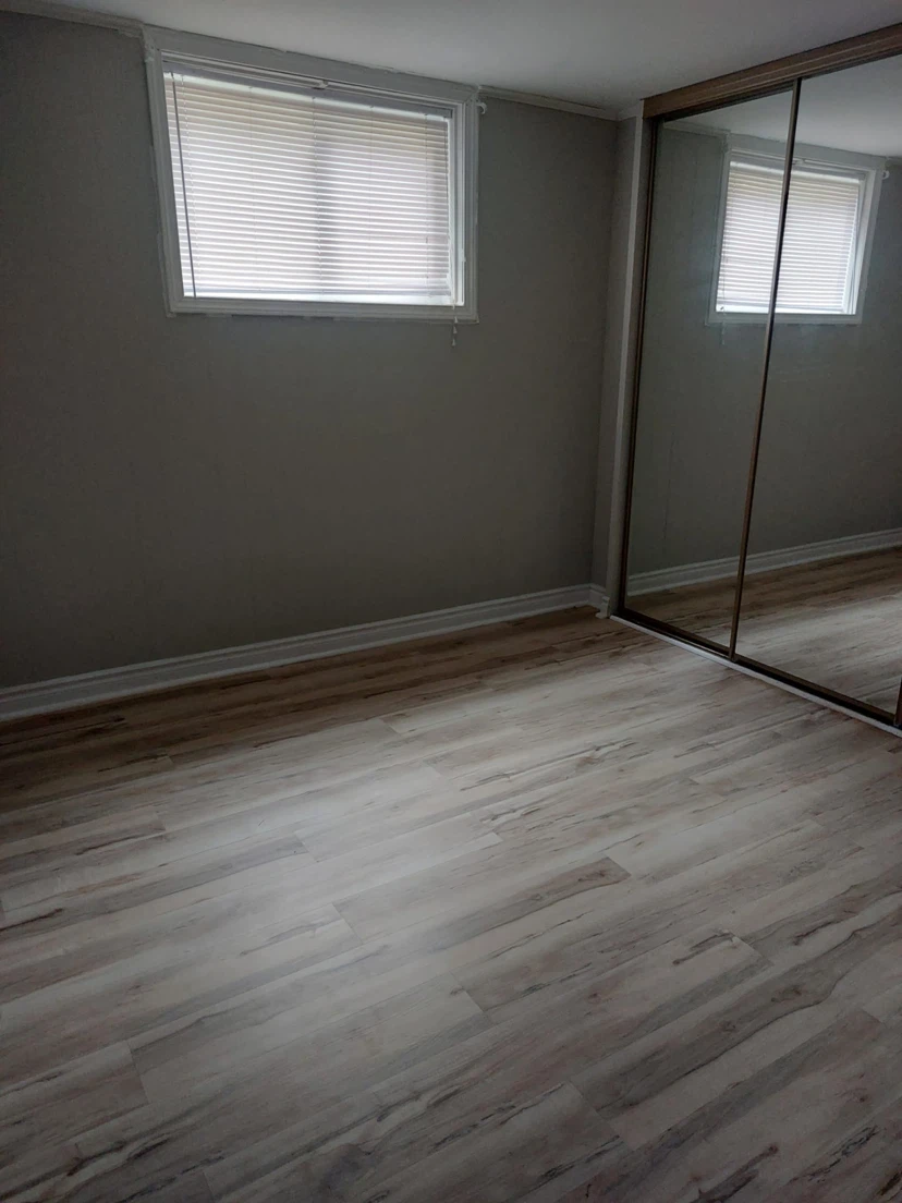 Spacious 2 bed 1.5 bath basement apartment - photo 4