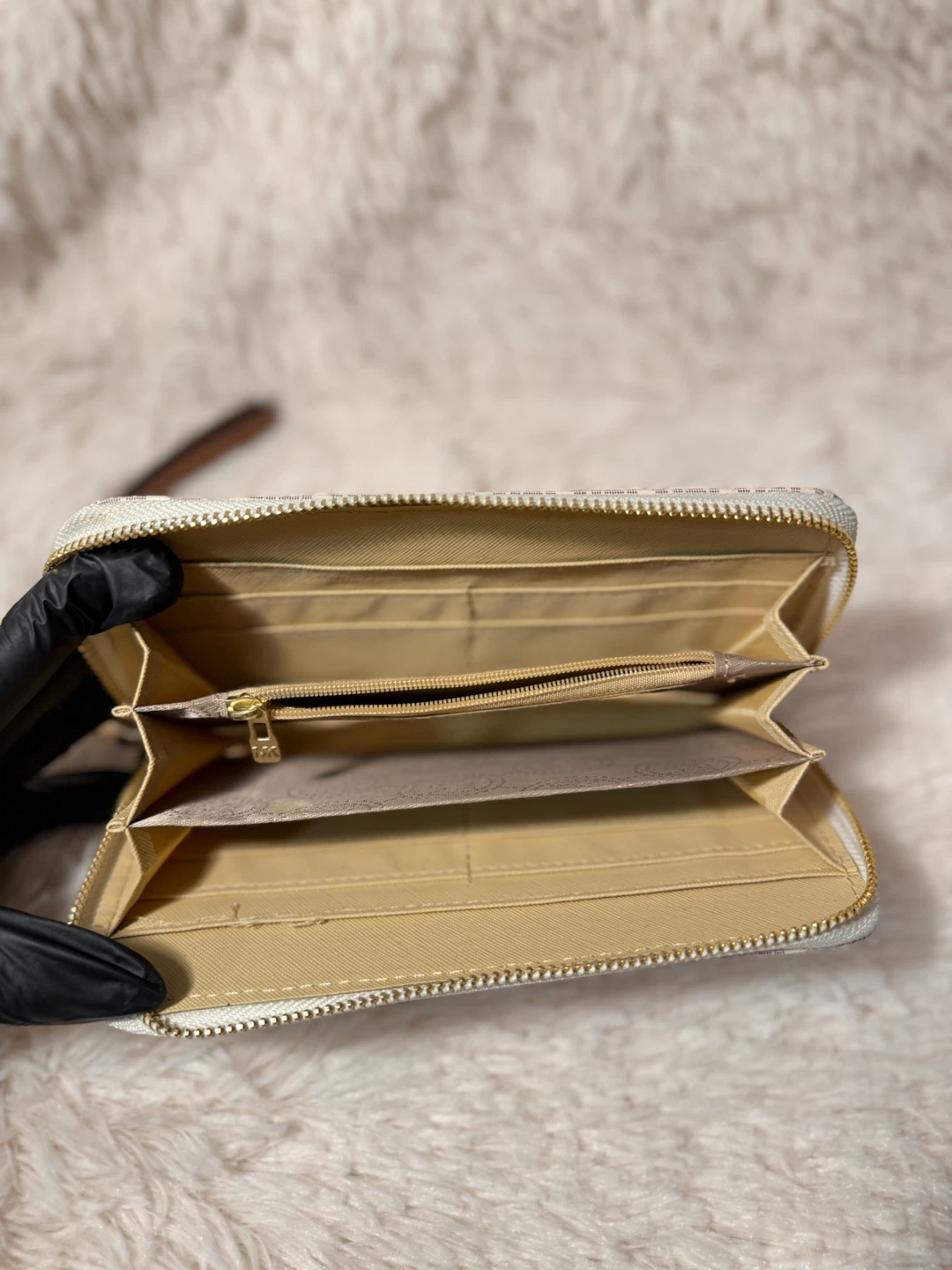 Michael Kors Monogram Wristlet Wallet ✨ - photo 4