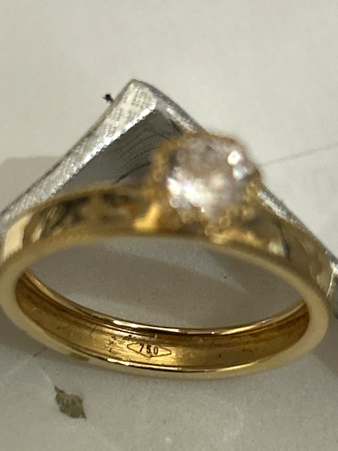 18k Gold ring with cubic zirconia