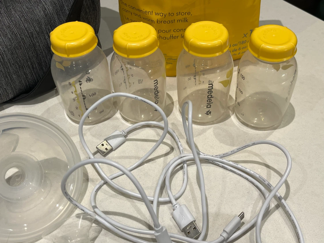Medela Electric Breast Pump with Bottles and Storage Bags - photo 4