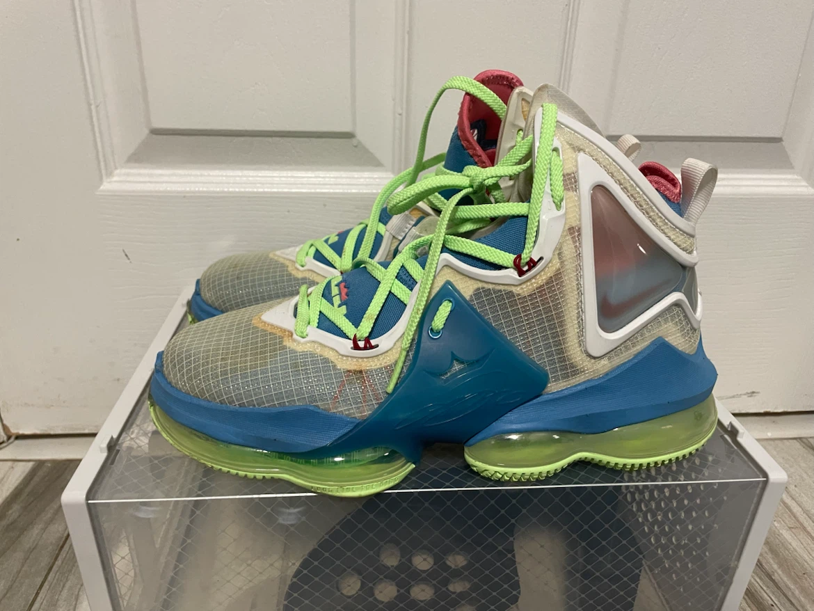 Nike LeBron 19 "Tropical" Size 7.5