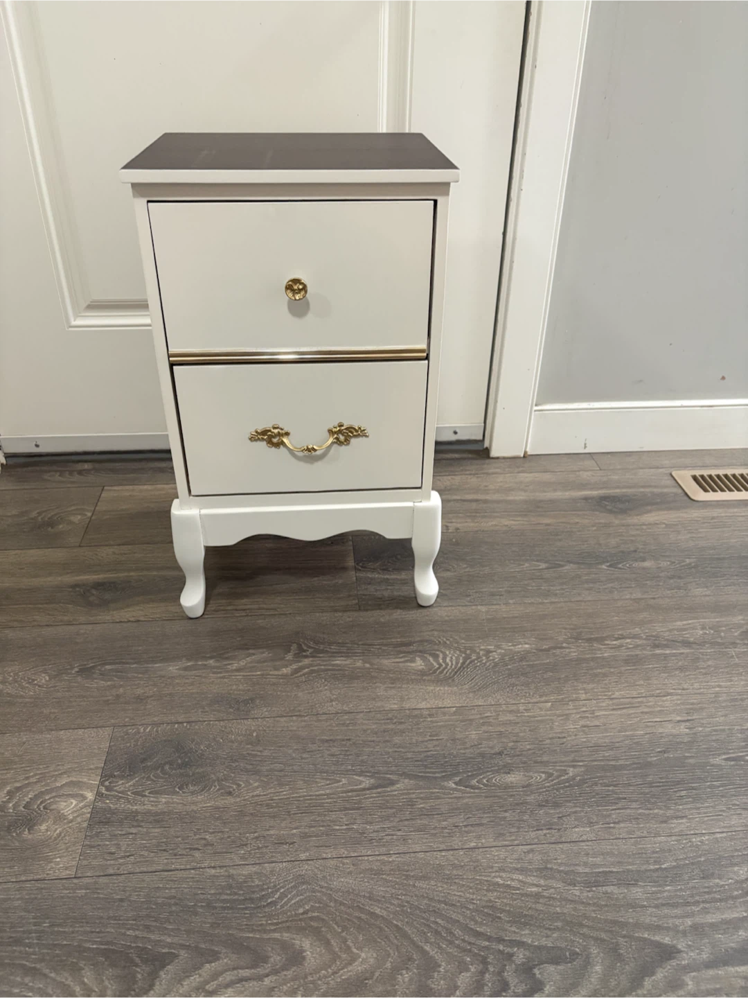 Vintage-Chic 2-Drawer White Nightstand with Gold Hardware - photo 2