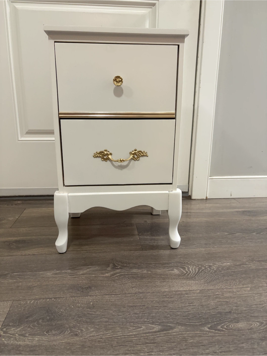 Vintage-Chic 2-Drawer White Nightstand with Gold Hardware - photo 3