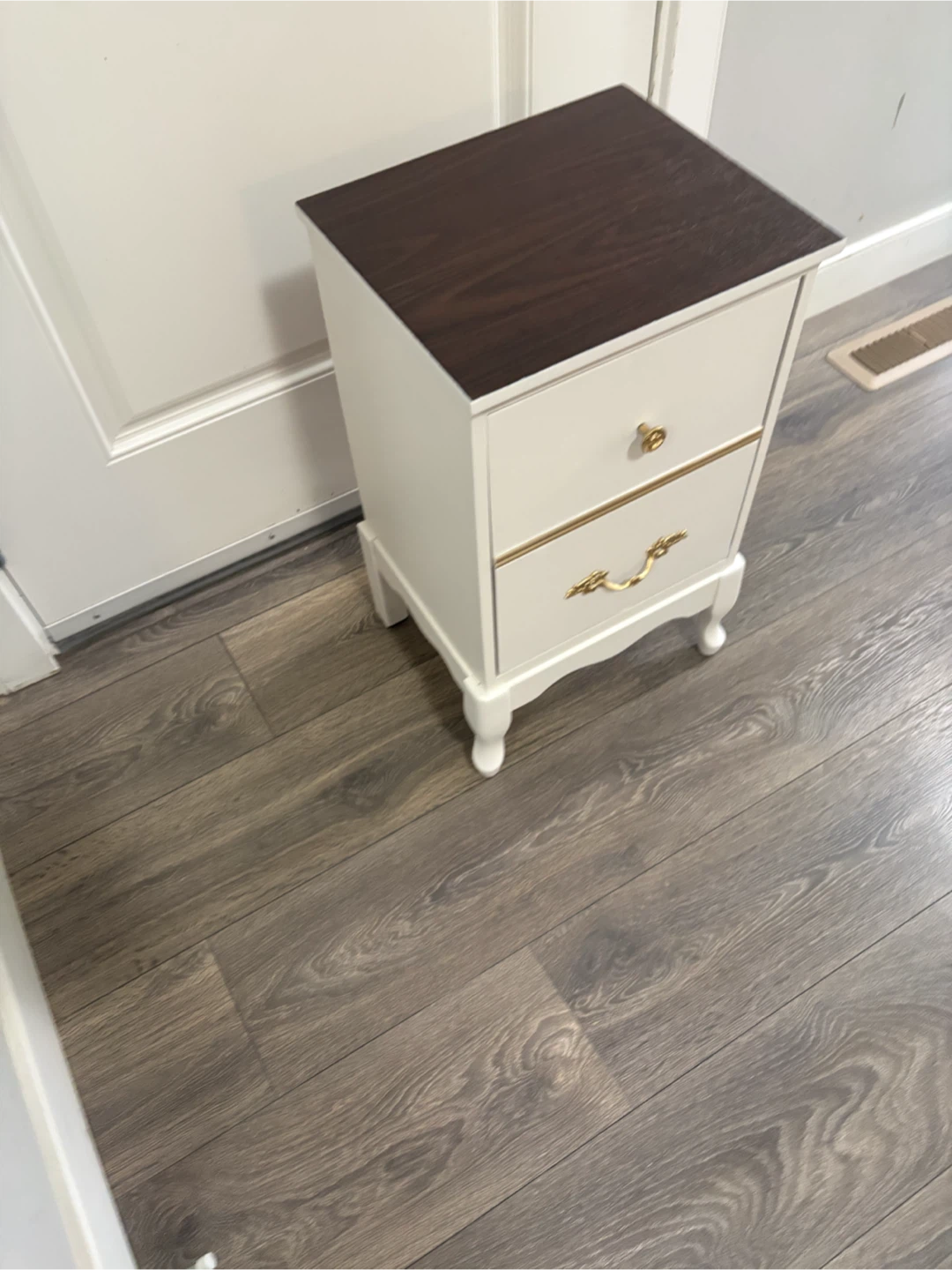 Vintage-Chic 2-Drawer White Nightstand with Gold Hardware - photo 4