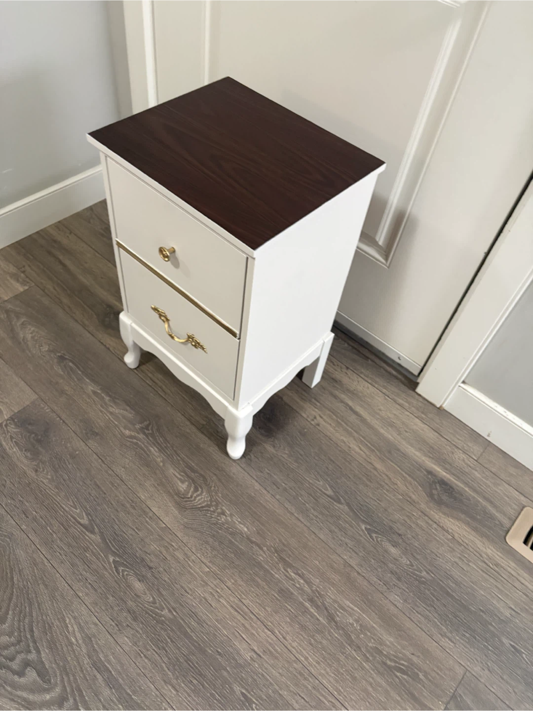 Vintage-Chic 2-Drawer White Nightstand with Gold Hardware - photo 5