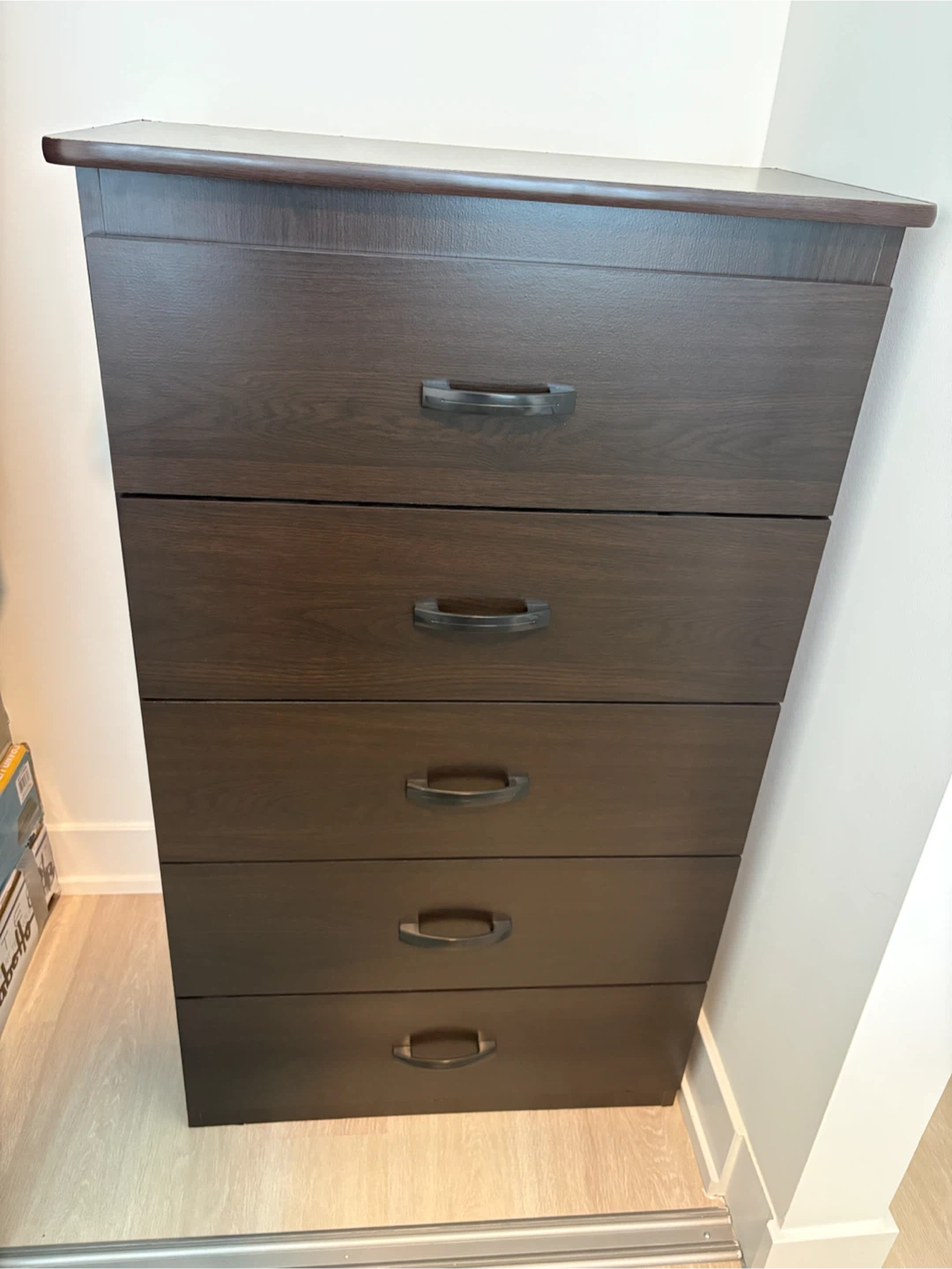 Available now – Excellent condition 5-drawer dresser!