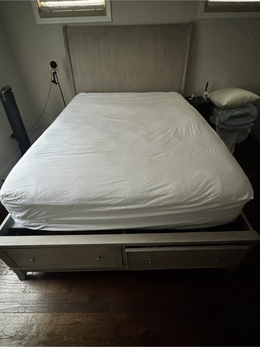 Queen Wooden Storage Bed+mattress