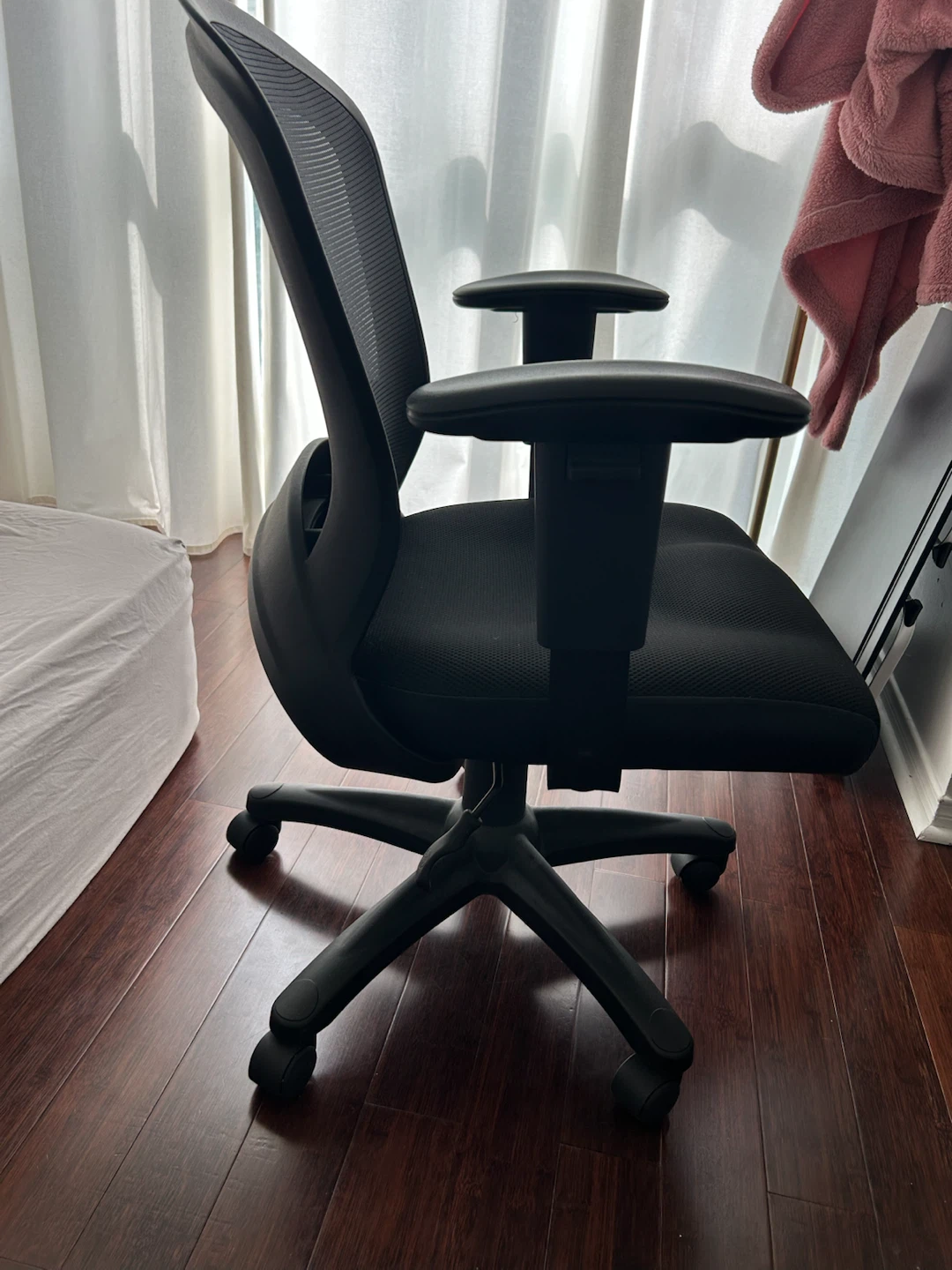New Ergonomic Black Mesh Office Chair - photo 2