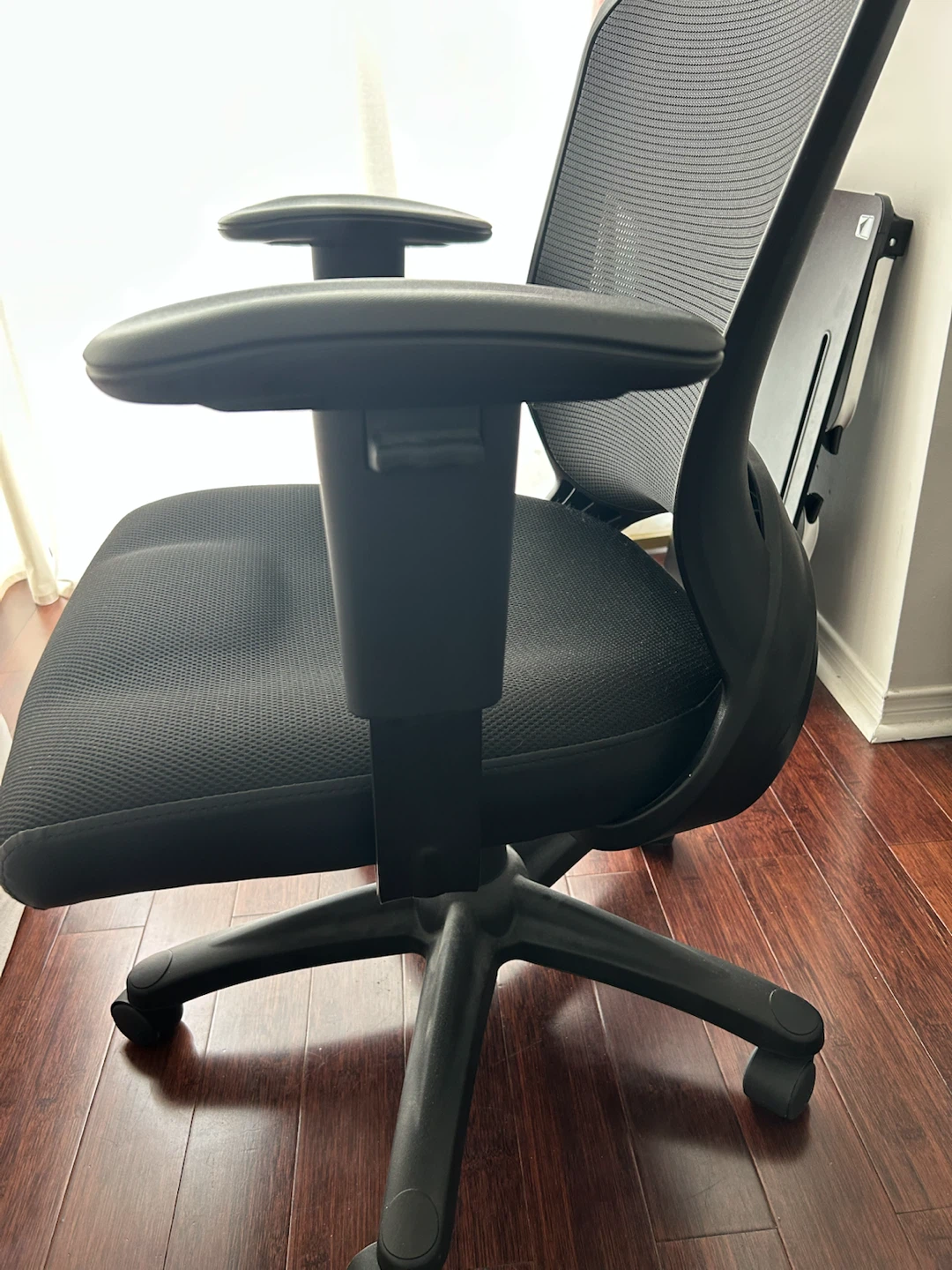 New Ergonomic Black Mesh Office Chair - photo 4