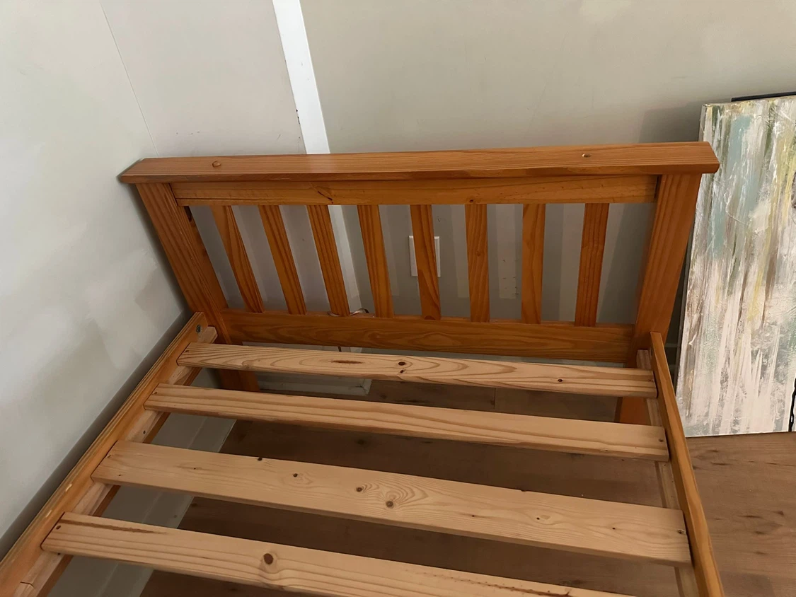 Beautiful solid wood twin bedframe - photo 2