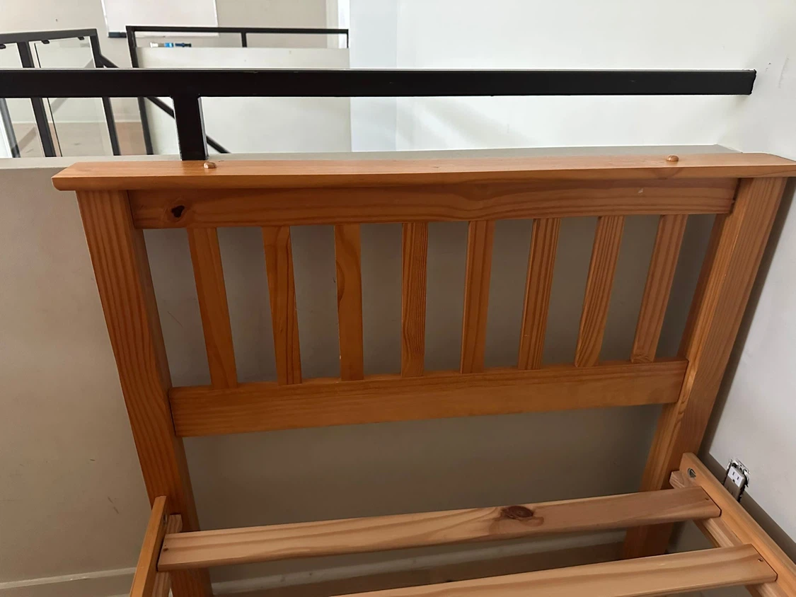 Beautiful solid wood twin bedframe - photo 3