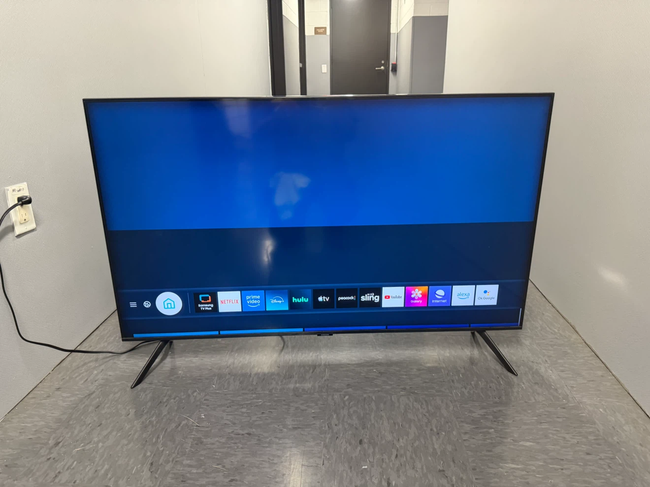 Samsung 65" 4K UHD Smart TV - photo 2