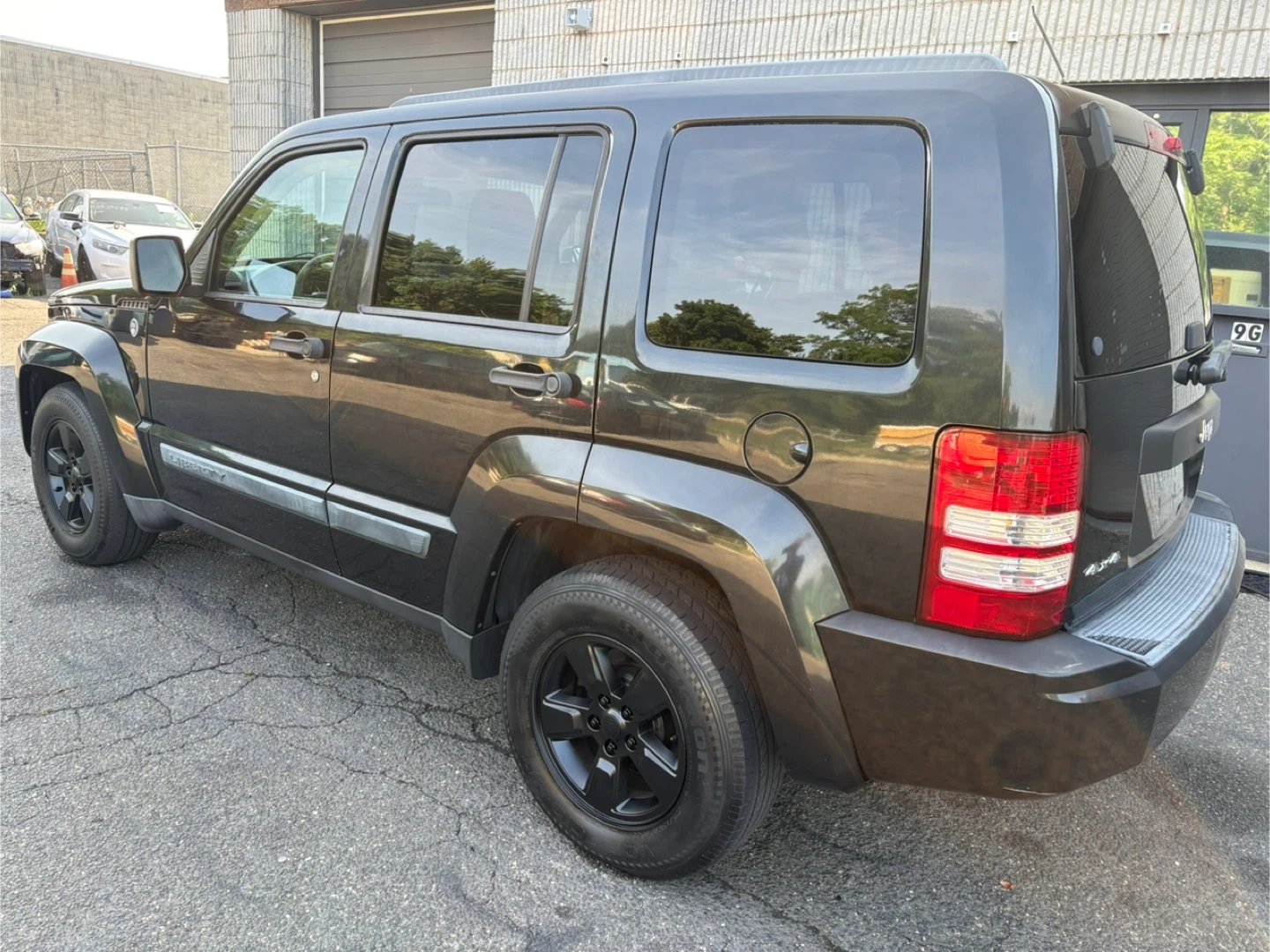 Black Jeep Liberty SUV 2800 - photo 3