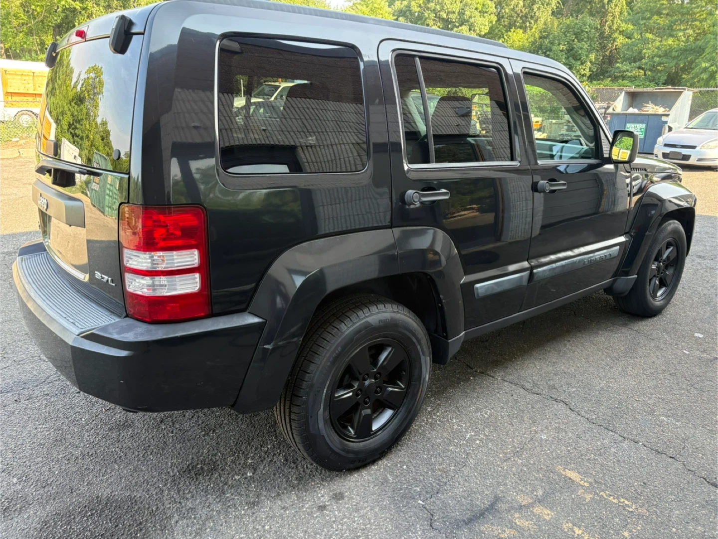Black Jeep Liberty SUV 2800 - photo 4