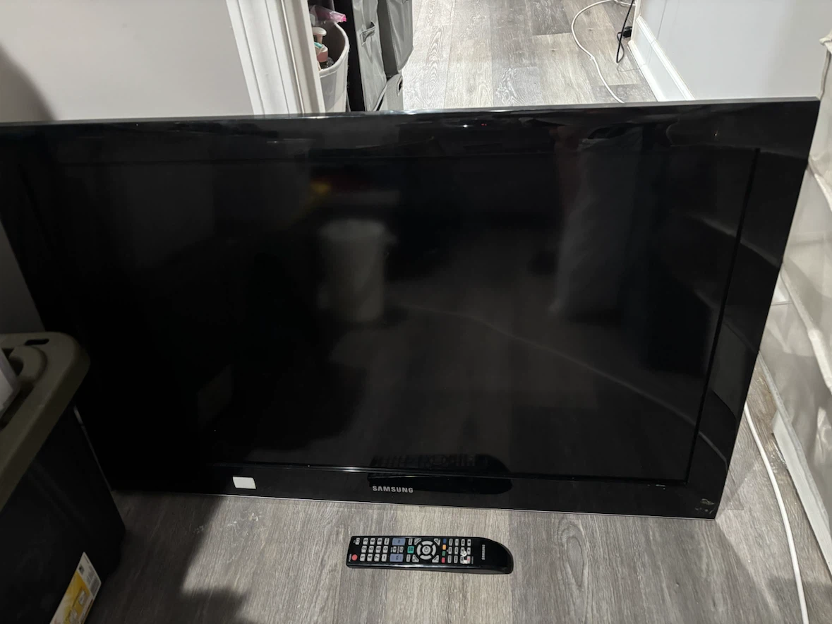 Samsung 40-inch Flat Screen TV with wall mount