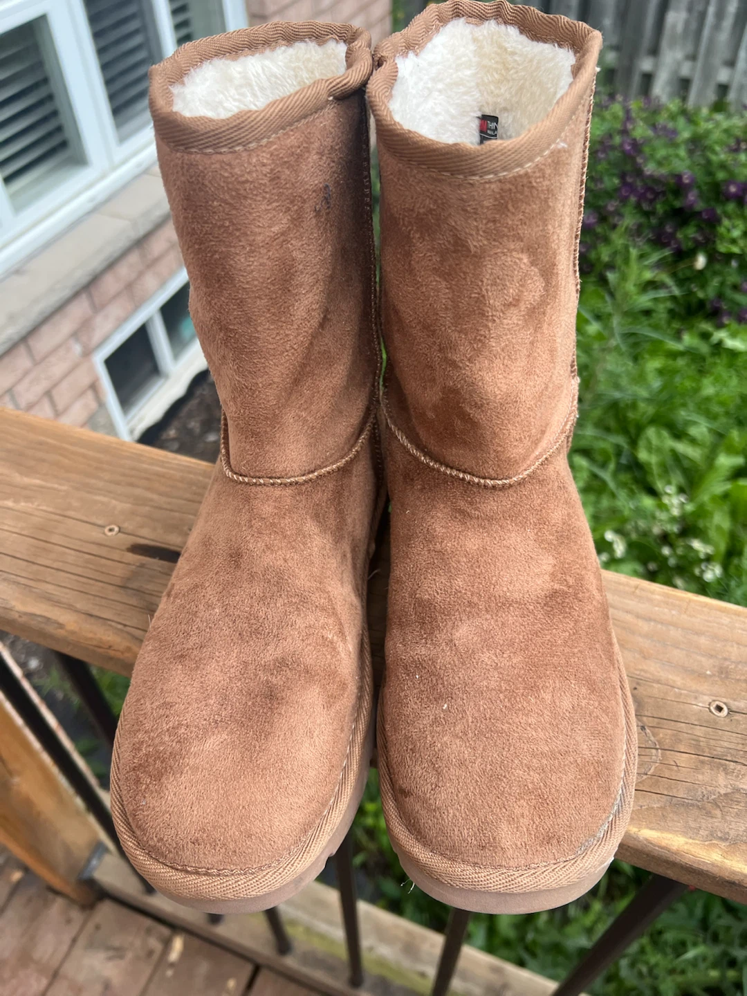 Size 9 insulated and water resistant boots - photo 2