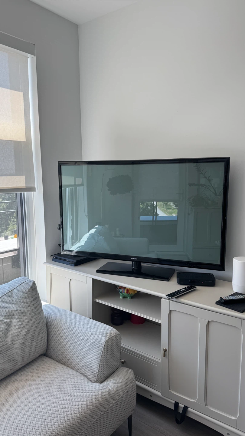 Samsung Flat Screen TV - photo 2
