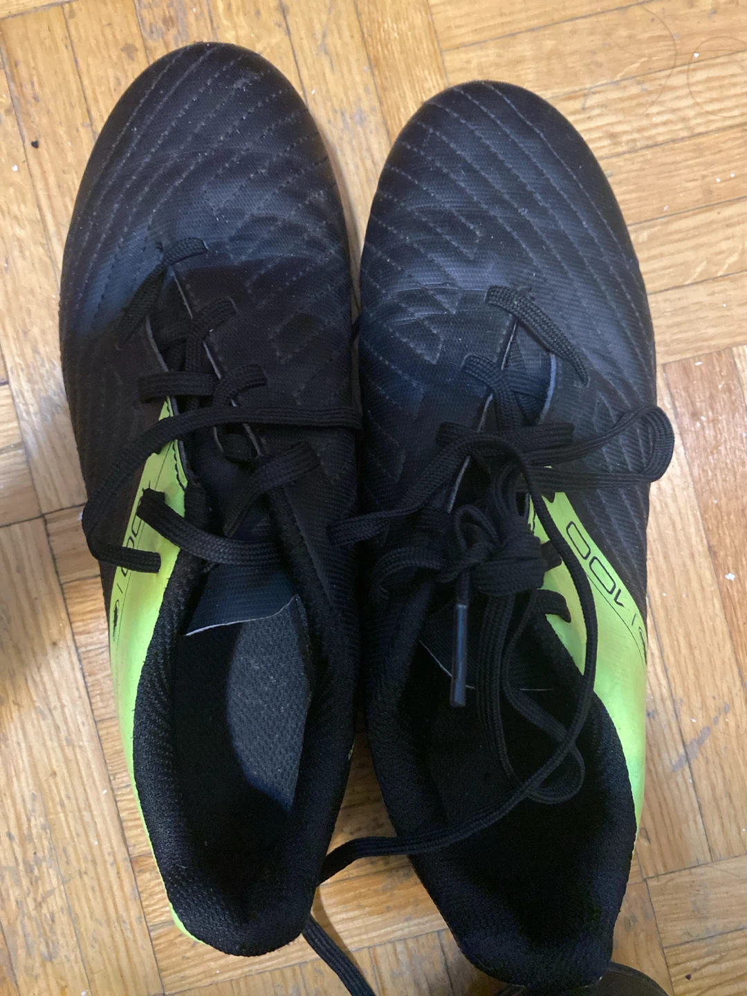 Soccer shoes