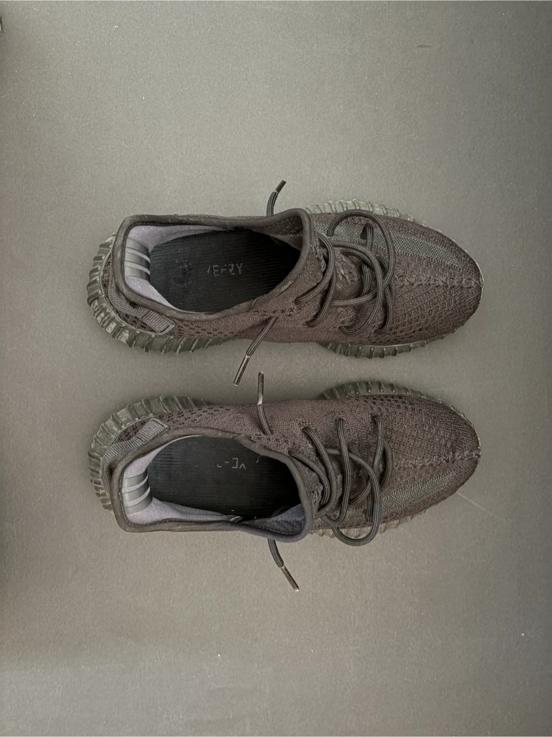 Yeezy 350 V2 Onyx Size 9 - photo 3