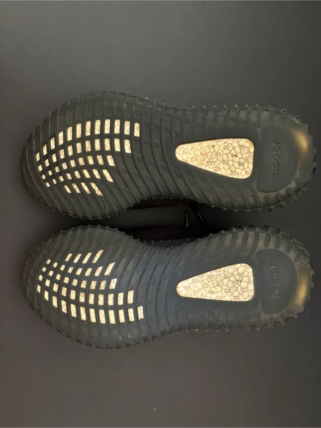 Yeezy 350 V2 Onyx Size 9 - photo 4