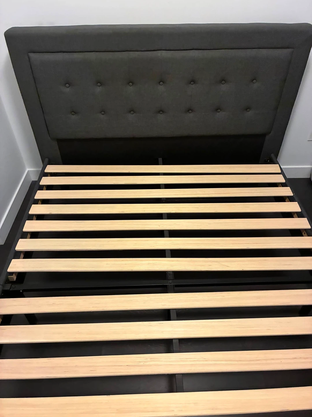 Queen bed frame - excellent condition - photo 2